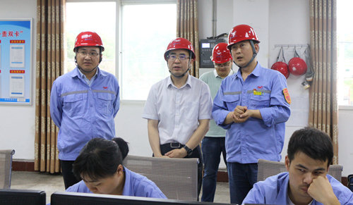 宜昌市經(jīng)信局局長丁慶榮一行到宜化集團調(diào)研(圖1) 宜昌市經(jīng)信局局長丁慶榮一行到宜化集團調(diào)研(圖1)