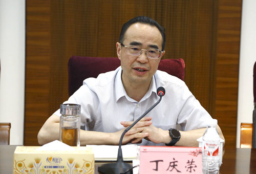 宜昌市經(jīng)信局局長丁慶榮一行到宜化集團調(diào)研(圖4) 宜昌市經(jīng)信局局長丁慶榮一行到宜化集團調(diào)研(圖4)