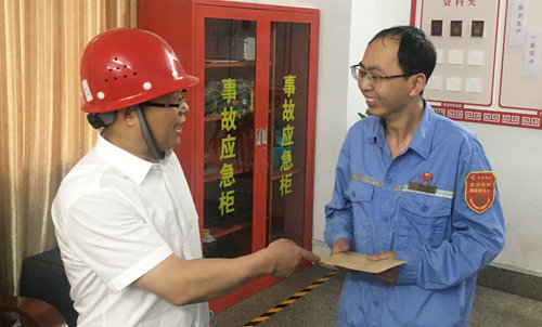 王大真到宜都園區(qū)、股份公司看望慰問基層黨員(圖2)