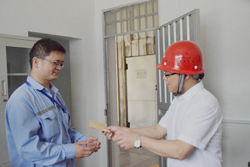 王大真到宜都園區(qū)、股份公司看望慰問基層黨員(圖3)