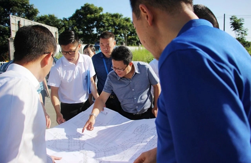 王大真帶隊到金沙酒業(yè)現(xiàn)場辦公(圖3) 王大真帶隊到金沙酒業(yè)現(xiàn)場辦公(圖3)