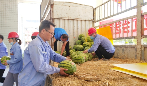 情系一線(xiàn) 集團(tuán)工會(huì)到分子公司“送清涼”(圖5) 情系一線(xiàn) 集團(tuán)工會(huì)到分子公司“送清涼”(圖5)