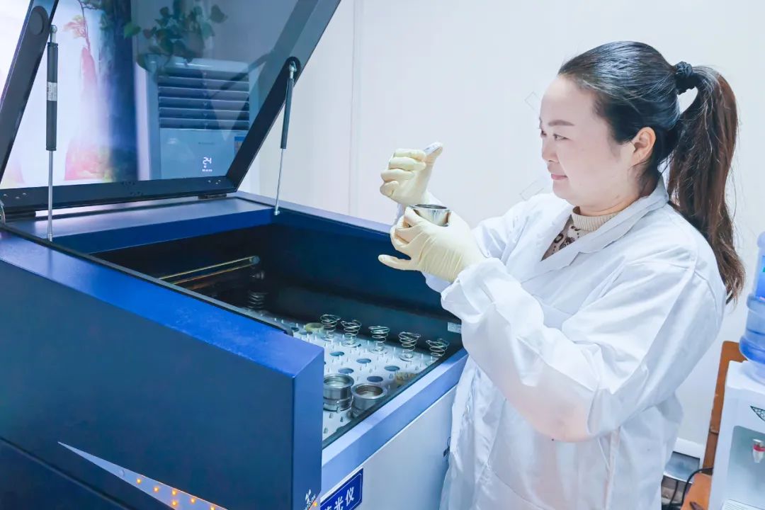 【宜化榜樣】股份公司黃冬燕：立足分析崗位，爭(zhēng)當(dāng)技術(shù)能手(圖4)