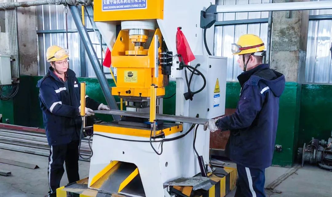 青海宜化電石分廠電極殼班：加強(qiáng)標(biāo)準(zhǔn)化建設(shè)，保障電石爐長周期穩(wěn)定運行(圖2)