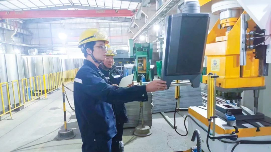 青海宜化電石分廠電極殼班：加強(qiáng)標(biāo)準(zhǔn)化建設(shè)，保障電石爐長周期穩(wěn)定運行(圖3)