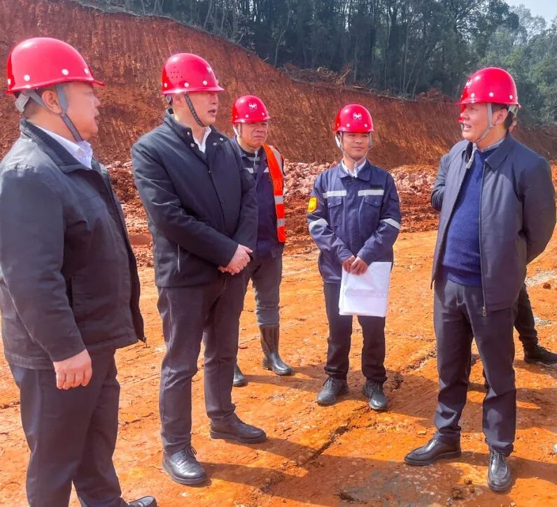 宜昌市國(guó)資委黨委書(shū)記、主任黃智華一行到楚星公司搬遷升級(jí)改造項(xiàng)目現(xiàn)場(chǎng)調(diào)研(圖2)