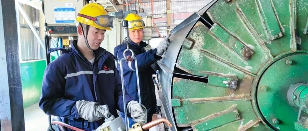 青海宜化電石分廠電極殼班：加強(qiáng)標(biāo)準(zhǔn)化建設(shè)，保障電石爐長周期穩(wěn)定運(yùn)行